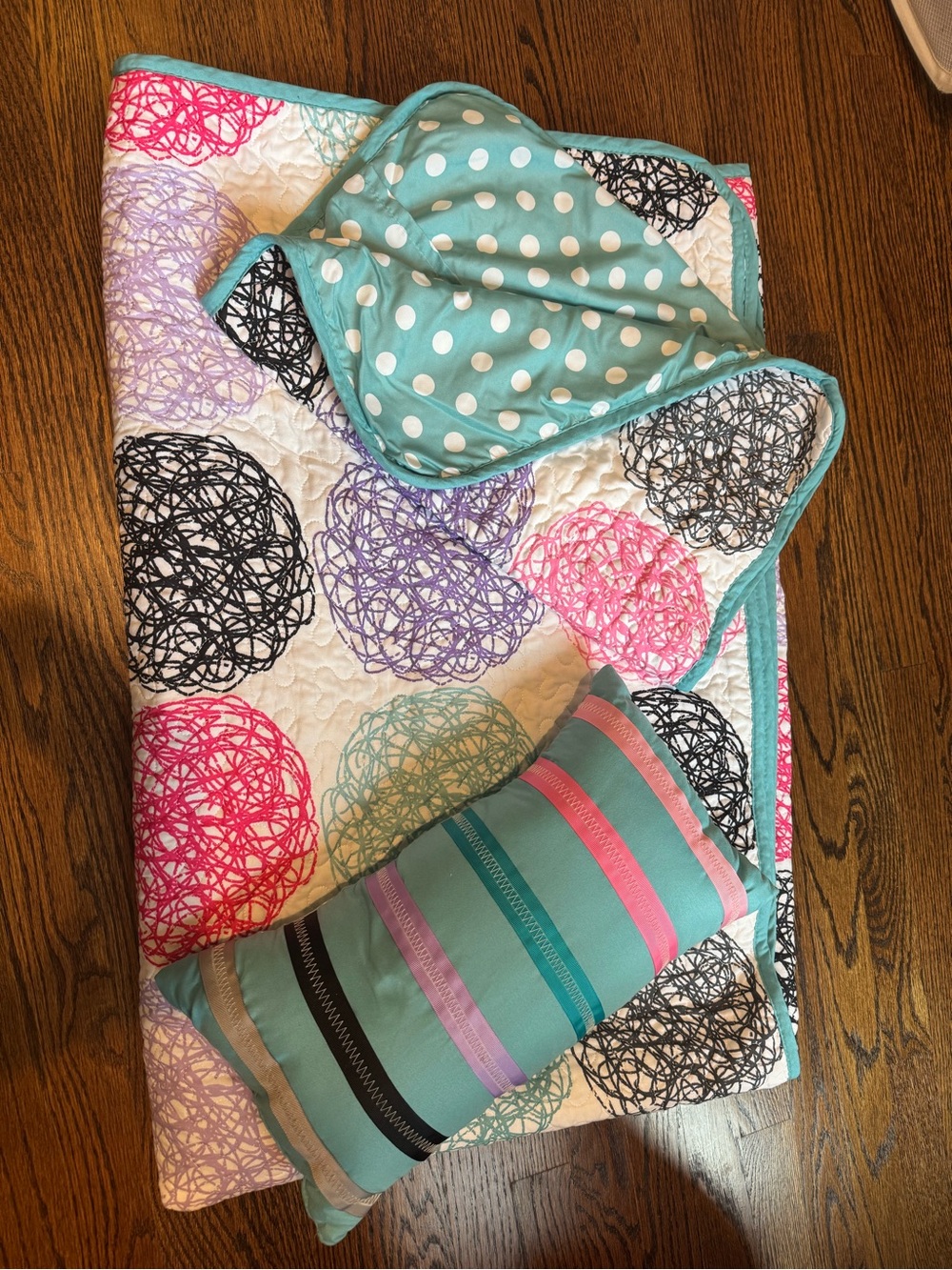 Twin Aqua Polka Dot Reversible Quilt with Multi-Color Scribble Pattern